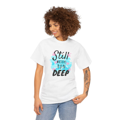 Camiseta unisex de algodón pesado - Still Waters Run Deep