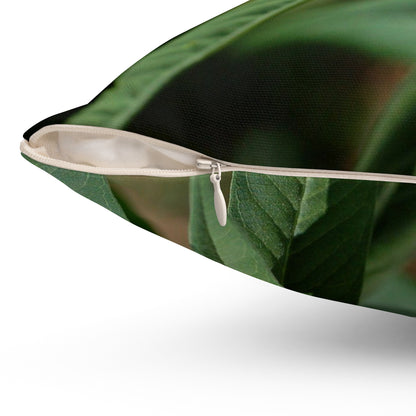 Almohada Cuadrada de Poliéster Hilado - Mariposa en Jardin