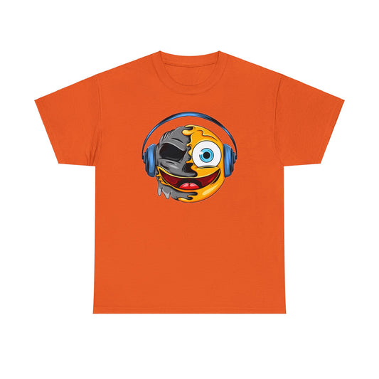 Camiseta unisex de algodón pesado - Expresión confusa con la cara escuchando música