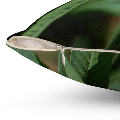 Almohada Cuadrada de Poliéster Hilado - Mariposa en Jardin